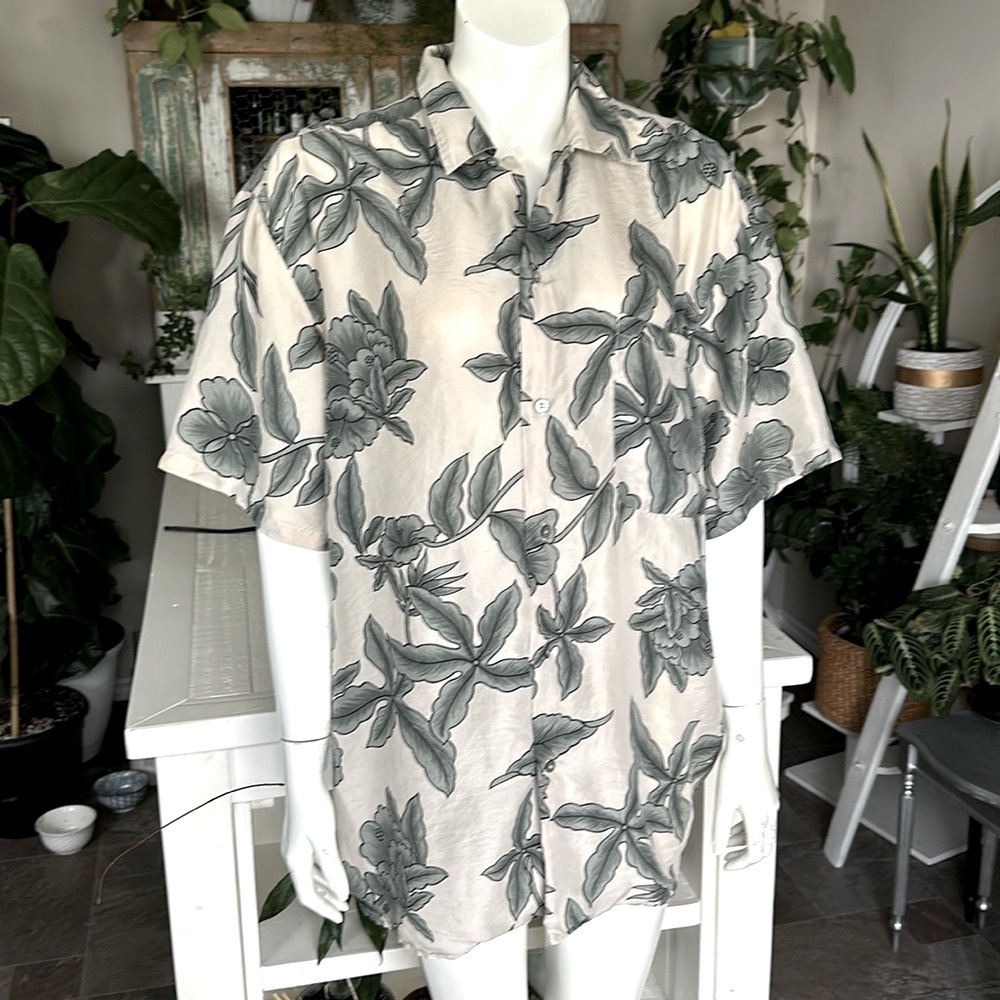 Vintage 100% men’s silk, print green&tan short sleeve button down tropical